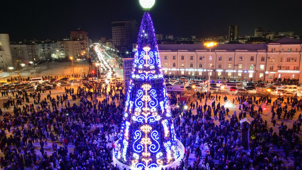 यामुळे रशिया गेल्या अनेक दशकांपासून ज्युलियन कॅलेंडरचेच पालन करतो. या कॅलेंडरमधील दिवस पवित्र मानले जातात