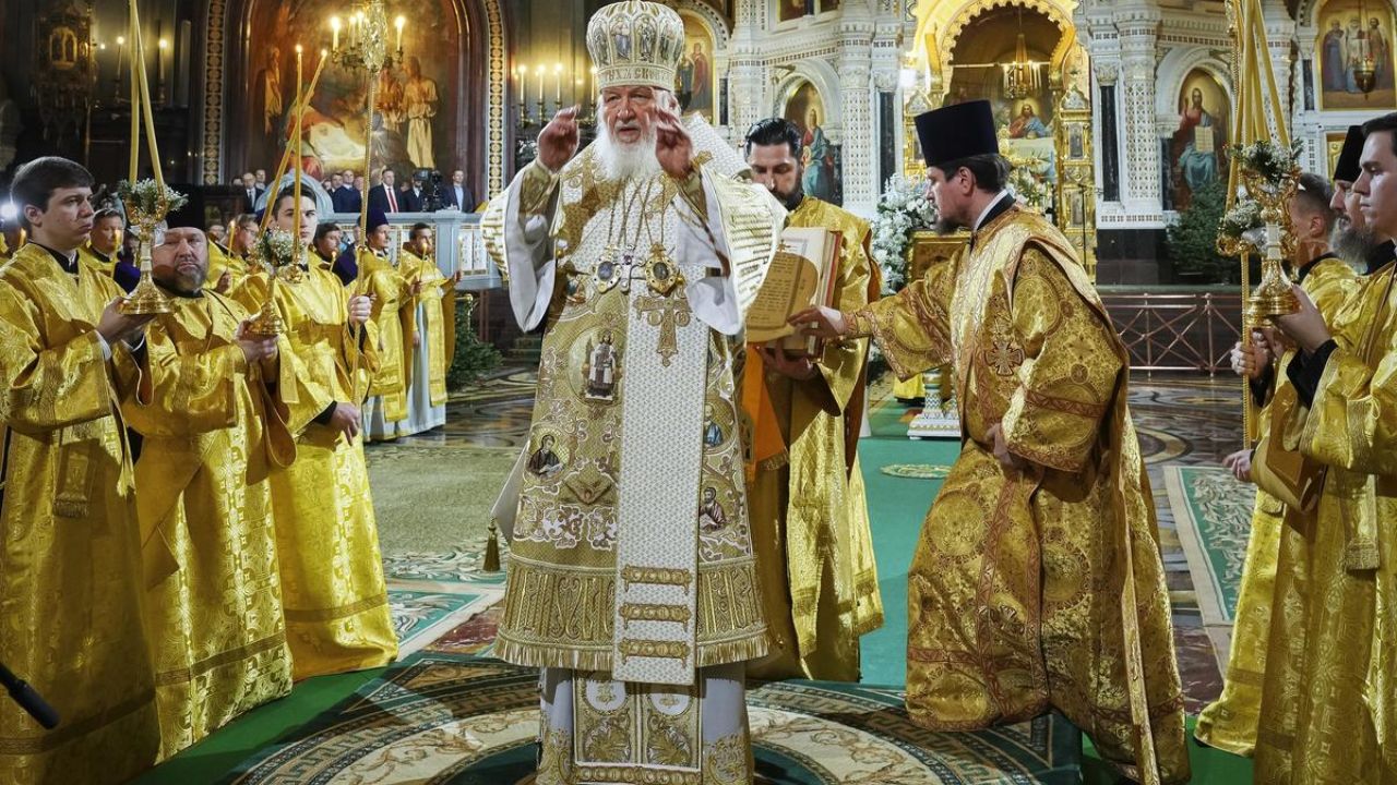 १५८२ मध्ये युरोपने नवीन ग्रेगोरियन कॅलेंडर स्वीकारले होते, परंतु रशियाच्या ऑर्थोडॉक्स चर्चने धार्मिक हेतूंसाठी जुन्या कॅलेंडरचाच वापर करण्याचा निर्णय घेतला