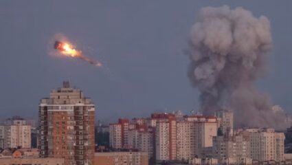 कीव हादरलं! ट्रम्प-झेलेन्स्की भेटीपूर्वी रशियाचा जोरदार हल्ला; युक्रेनवर दबाव वाढवण्याचा पुतिनचा कट?