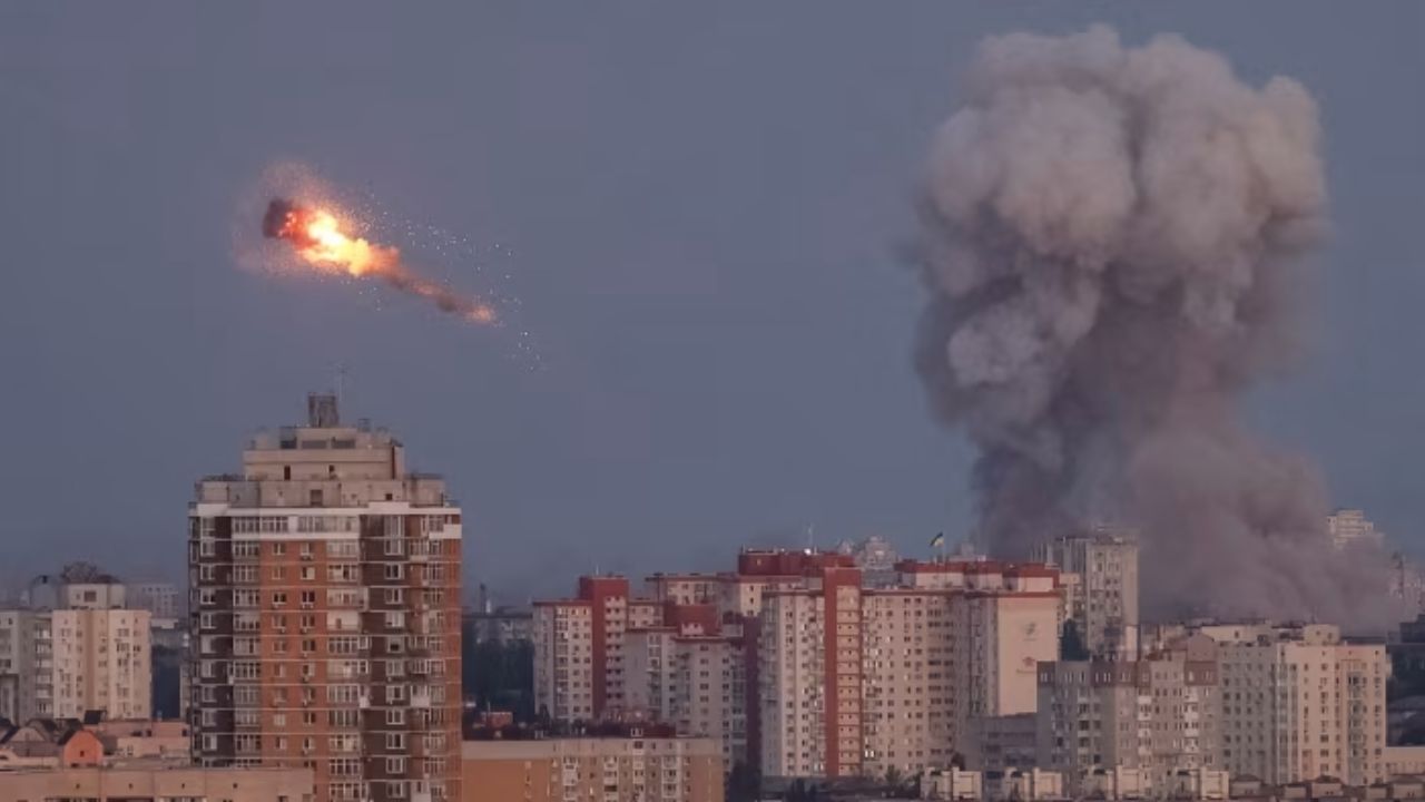 कीव हादरलं! ट्रम्प-झेलेन्स्की भेटीपूर्वी रशियाचा जोरदार हल्ला; युक्रेनवर दबाव वाढवण्याचा पुतिनचा कट?