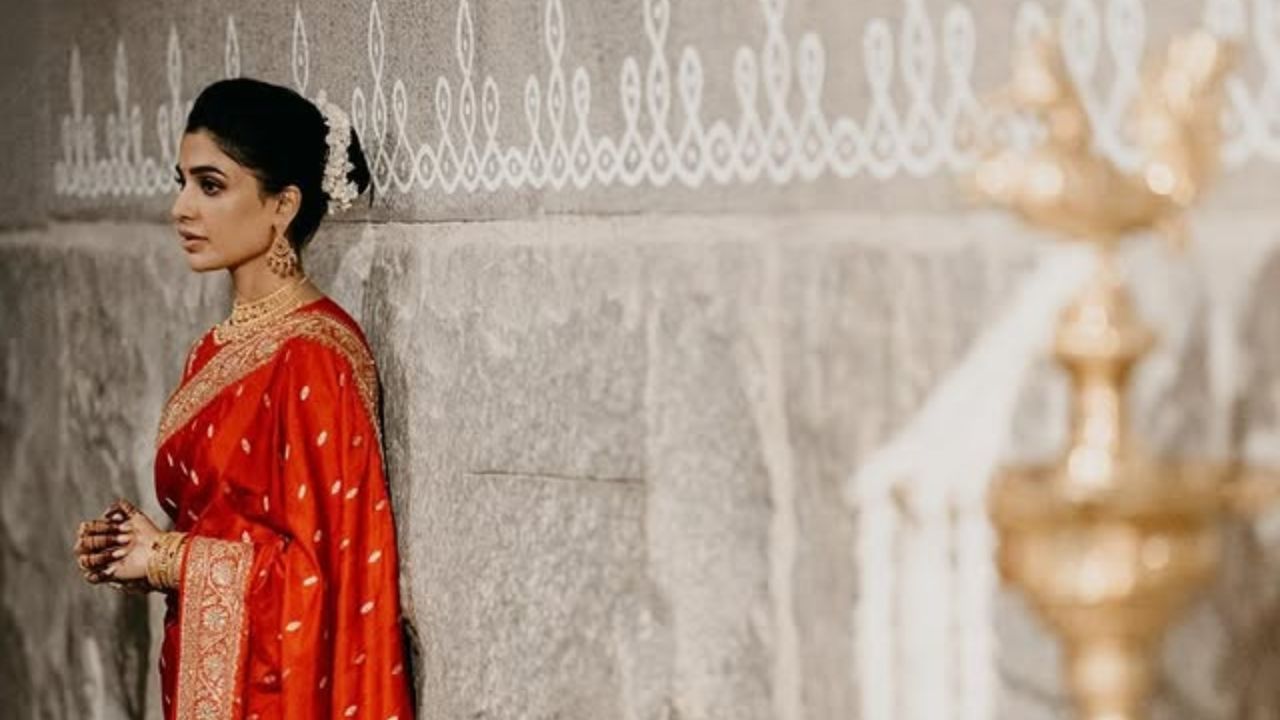 समंथाच्या मेकअपबद्दल बोलायचे झाले तर, तिने तिच्या लग्नाच्या लूकसाठी एक साधा, चमकदार लूक निवडला. अभिनेत्रीने केसांचा क्लासिक बन बांधला होता. या सगळ्यामुळे तिचा पारंपारिक वधू लूक पूर्ण झाला.