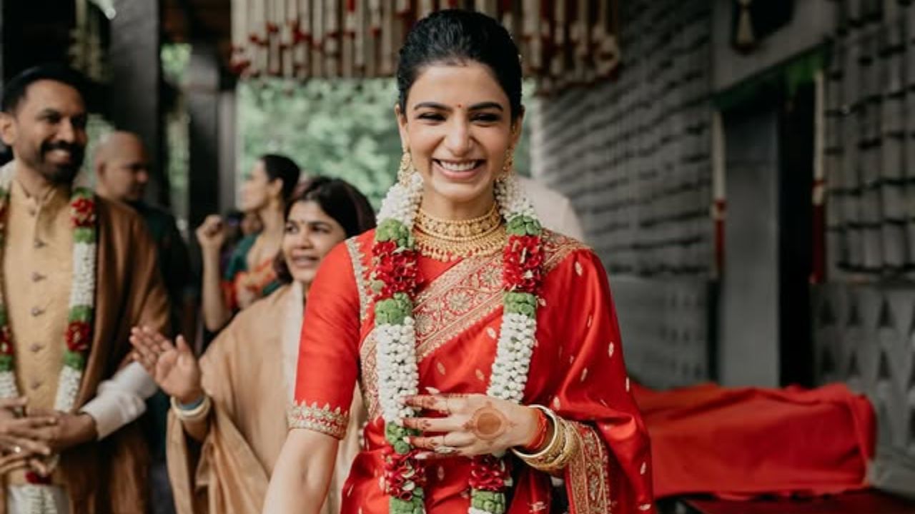 संपूर्ण लूक परिपूर्ण, समांथाने सोनेरी दागिने घातले होते, ज्यामध्ये एक जाड नेकपीस, मॅचिंग कानातले आणि बांगड्या होत्या, जे तिच्या लूकशी अगदी शोभा वाढवत होते.