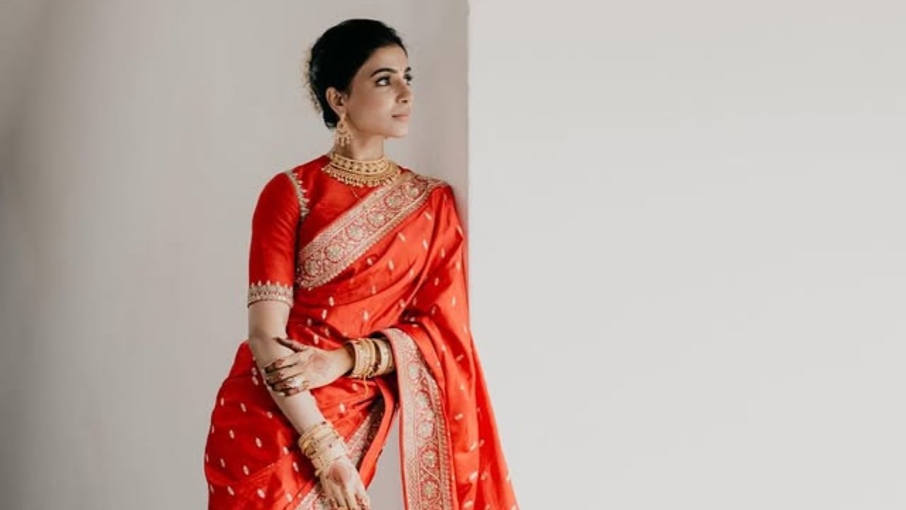 सामंथाच्या लग्नाच्या लूकबद्दल बोलायचे झाले तर, या खास दिवसासाठी अभिनेत्रीने एक सुंदर लाल रंगाची बनारसी साडी निवडली, ज्याने तिच्या संपूर्ण लग्नाच्या शैलीला शाही स्पर्श दिला.