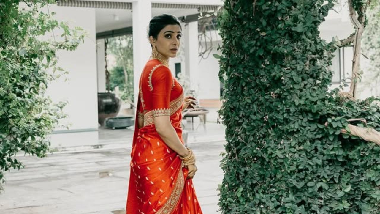 अभिनेत्रीने १ डिसेंबर रोजी तिने राज निदिमोरूसोबत लग्नगाठ बांधली. आणि आता अभिनेत्रीने तिच्या लूकचे फोटो शेअर केले आहेत.