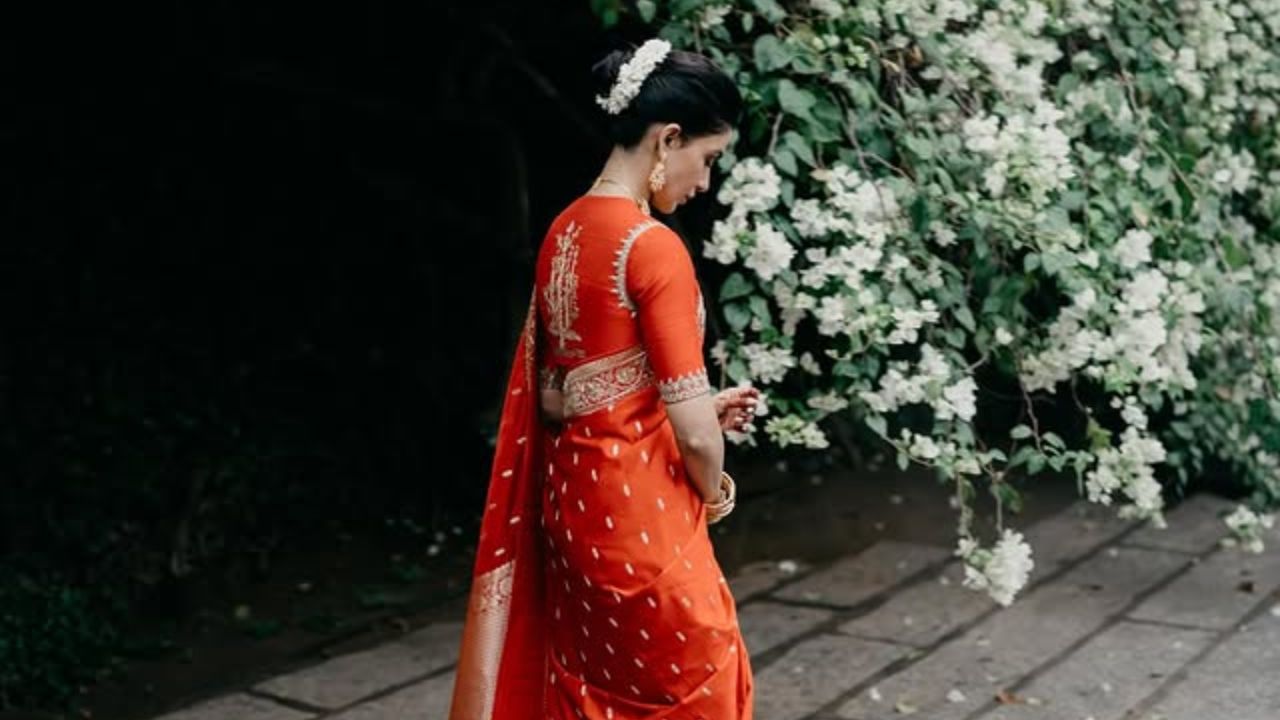 ‘केसात गजरा, डोळ्यात प्रेम…’ लाल साडीत खुलून दिसले समांथाचे सौंदर्य; पाहा Bridal Look