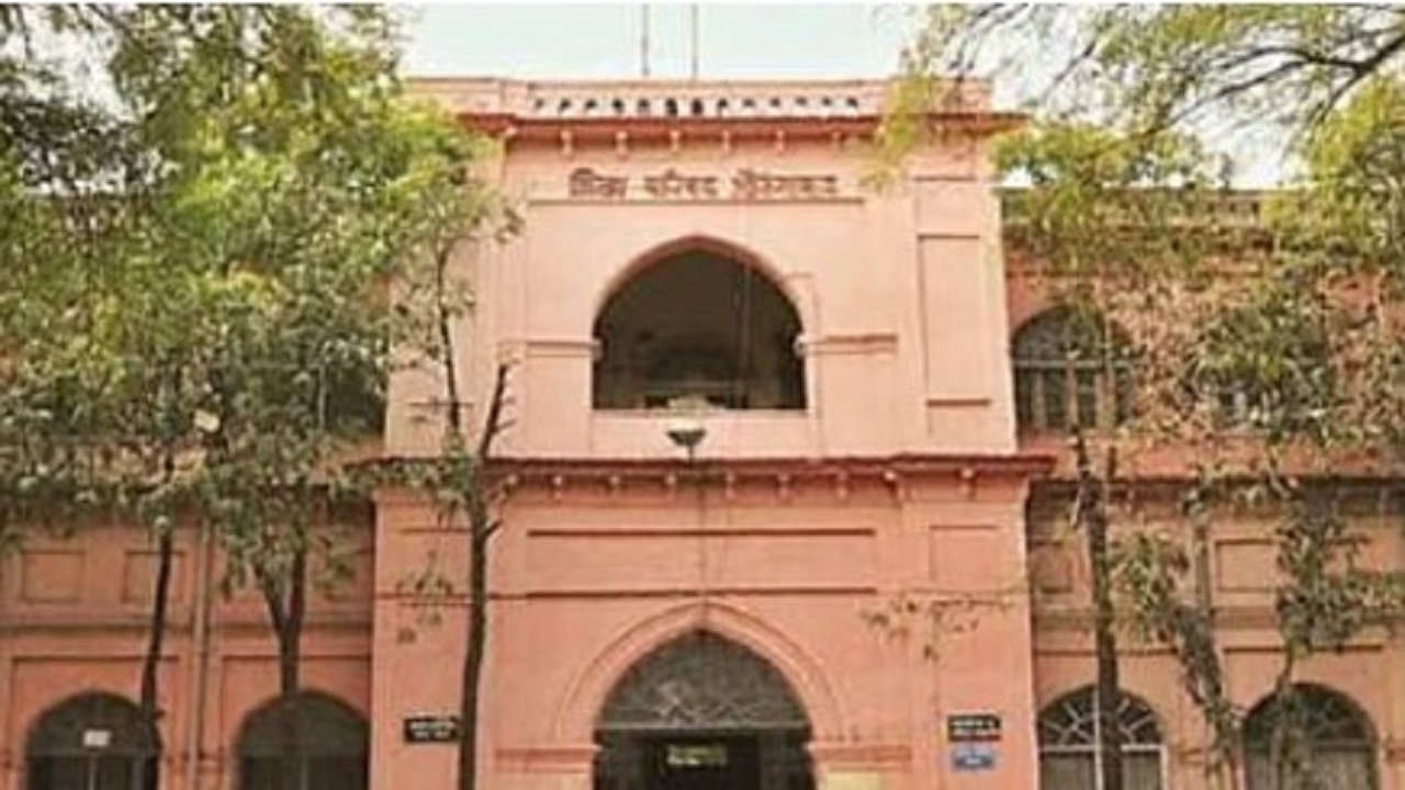 RTI कार्यकर्त्यांची झेडपीत ‘धाड’; अधिकारी-कर्मचाऱ्यांच्या गळ्यात ना ओळखपत्र ना बायोमेट्रिक हजेरी