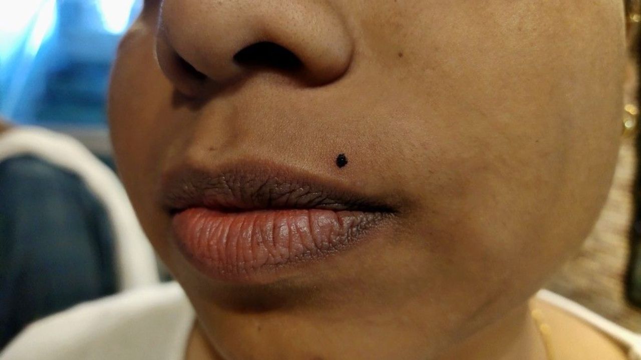 Samudrik Shashtra: वरच्या ओठावरील तीळ असलेले लोक कसे असतात? जाणून घ्या स्वभाव