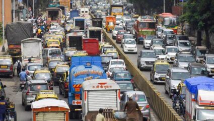 रावेत–बाणेर मार्गावर भीषण कोंडी; अरुंद पूल, अतिक्रमण आणि रखडलेले प्रकल्प ठरतायत मुख्य कारण