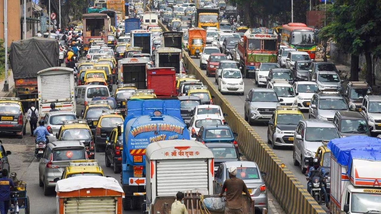 रावेत–बाणेर मार्गावर भीषण कोंडी; अरुंद पूल, अतिक्रमण आणि रखडलेले प्रकल्प ठरतायत मुख्य कारण