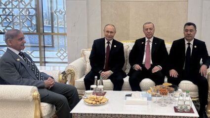 VIDEO VIRAL : इंटरनॅशनल Insult! मोदींचे परममित्र पुतिन यांनी शाहबाज शरीफ यांना आंतराराष्ट्रीय मंचावर केले अपमानित; पण का?