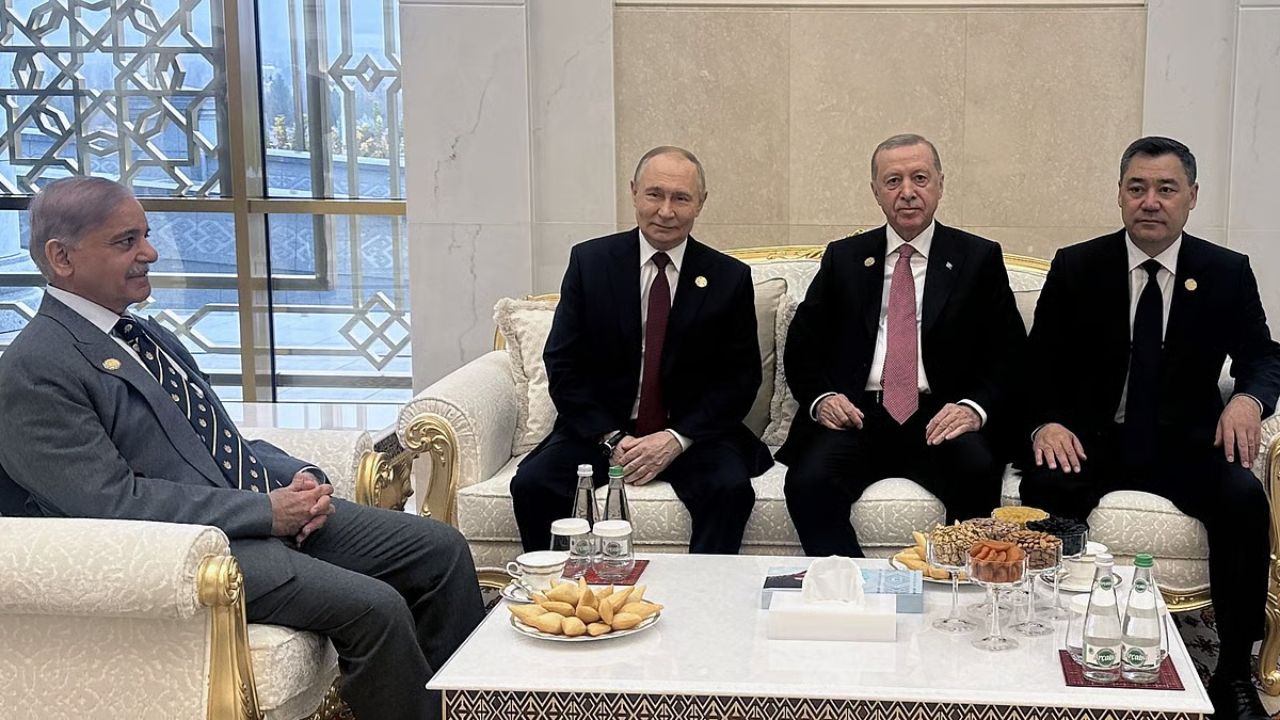 VIDEO VIRAL : इंटरनॅशनल Insult! मोदींचे परममित्र पुतिन यांनी शाहबाज शरीफ यांना आंतराराष्ट्रीय मंचावर केले अपमानित; पण का?