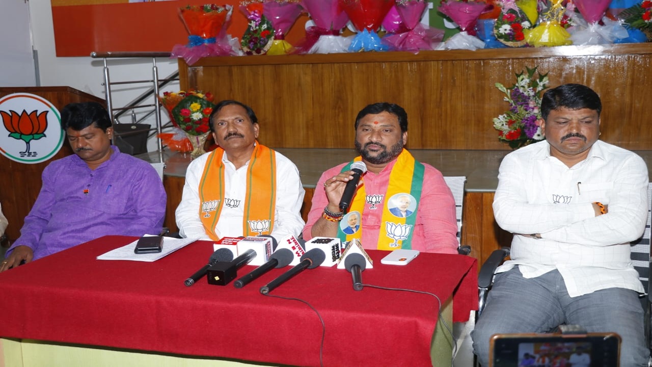 ठाकरे सेनेच्या माजी नगराध्यक्षासह आमदारांनी नगरपालिकेत २५० कोटींचा भ्रष्टाचार केल्याचा भाजपाचा आरोप : लेखा परीक्षणाचा हवाला