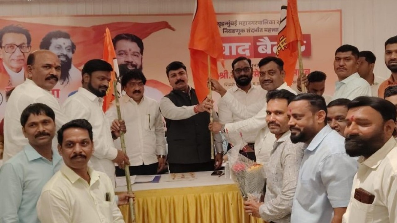 मुंबईत अनेक कार्यकर्त्यांचा उपमुख्यमंत्री शिंदेंच्या शिवसेनेत जाहीर प्रवेश; संघटनेला मिळाली नवी ताकद