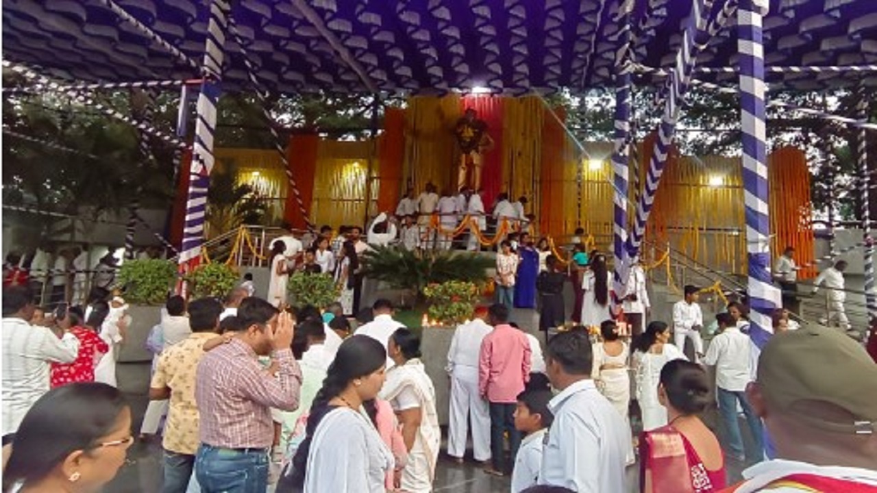 सोलापुरात डॉ. बाबासाहेब आंबेडकरांना अभिवादनासाठी लोटला जनसागर; विविध पक्ष संघटना व संस्थांच्या वतीने अभिवादन