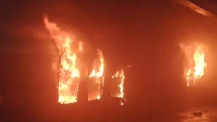 रात्री 1.30 ची वेळ अन् अचानक ट्रेनमध्ये आग…!  Tatanagar Ernakulam Express चे दोन डबे जळून खाक, एकाचा होरपळून मृत्यू