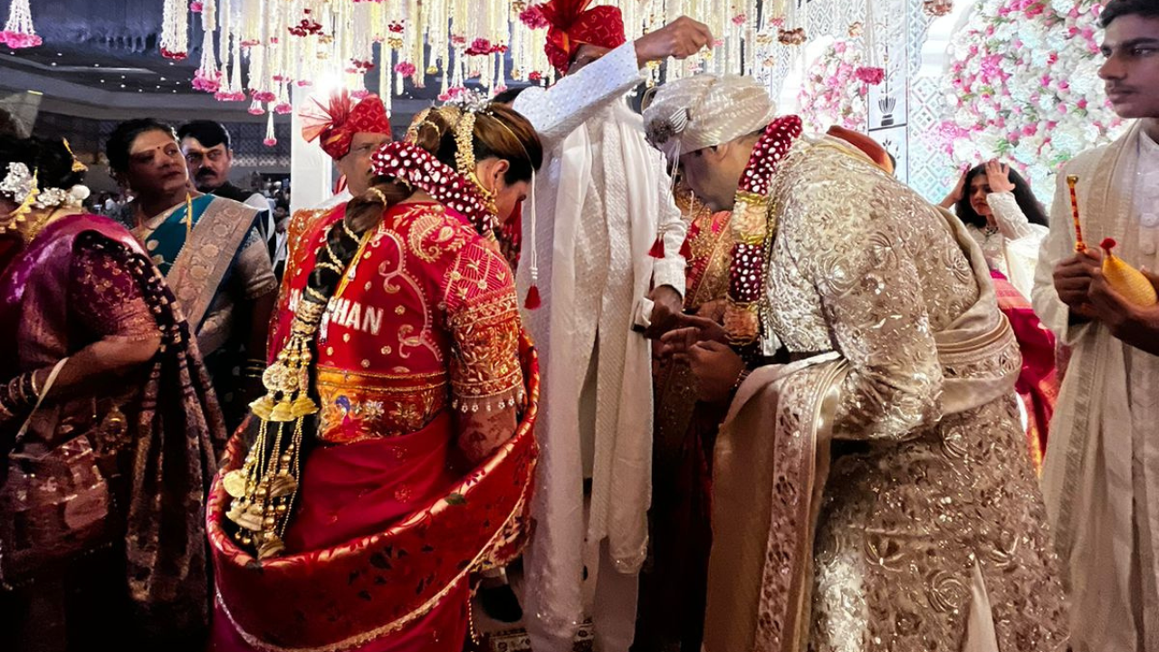 गुलाबी पैठणी आणि त्यासह पैठणीचा साज असणारे उपरणं तेजस्विनीने घेतले होते. तिच्या ब्लाऊजने सर्वांचं लक्ष वेधून घेतलं. ब्लाऊजवर समाधानचं नाव कोरण्यात आलं आहे 