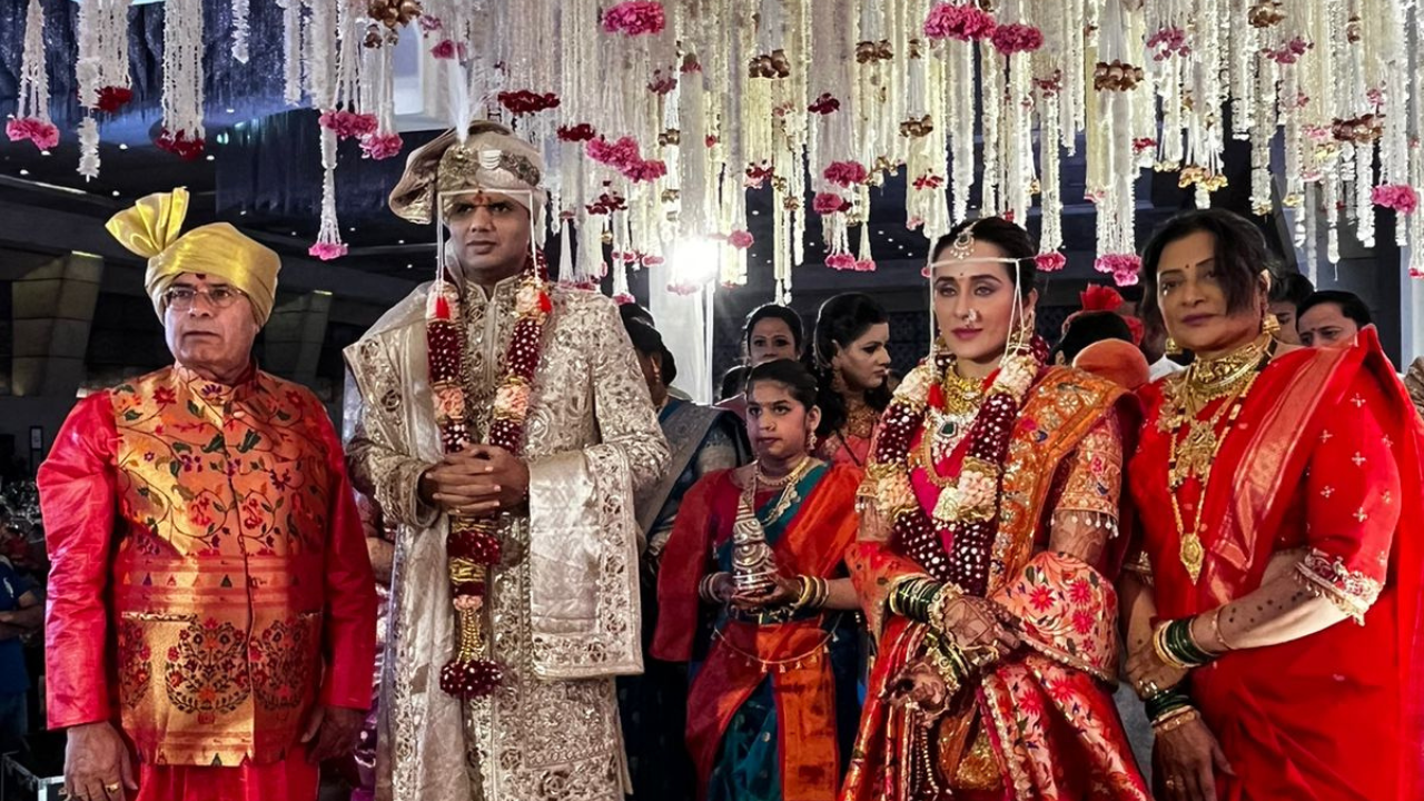 तेजस्विनीना या साडीसह सोन्याचे दागिने, मांगटिका,कानातले आणि मराठमोळा लुक पूर्ण करताना नाकात डिझाईनर नथ परिधान केलीये