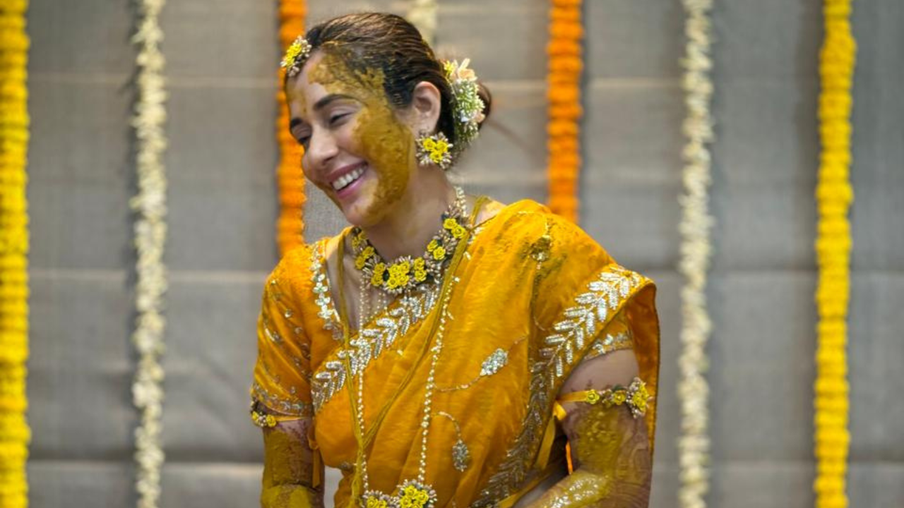 सिल्व्हर एम्ब्रॉयडरी असणाऱ्या पिवळ्या साडीत आणि हळद लागलेल्या लुकमध्ये तेजस्विनीने सौंदर्य खुलून आले आहे 