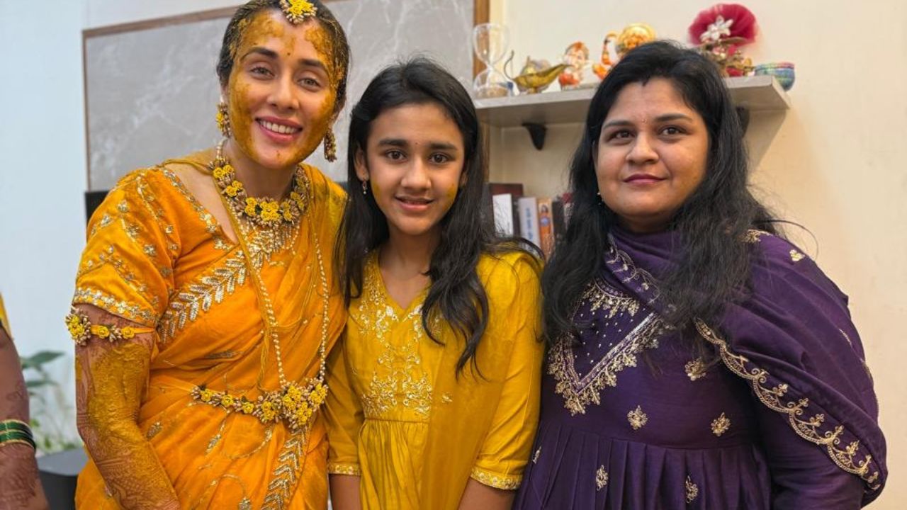 अगदी पारंपरिक आणि घरगुती पद्धतीने जवळच्या नातेवाईकांच्या उपस्थितीत हळदीचा हा समारंभ पार पडलाय