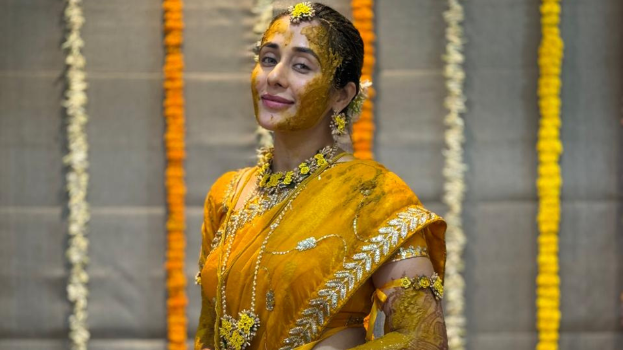 पिवळ्या साडीसह तेजस्विनीने फुलांचे दागिने घातले आहेत. गळ्यात हार, कानातले, मांगटिका आणि हातातील फुलांचा बाजूबंद अप्रतिम दिसतोय