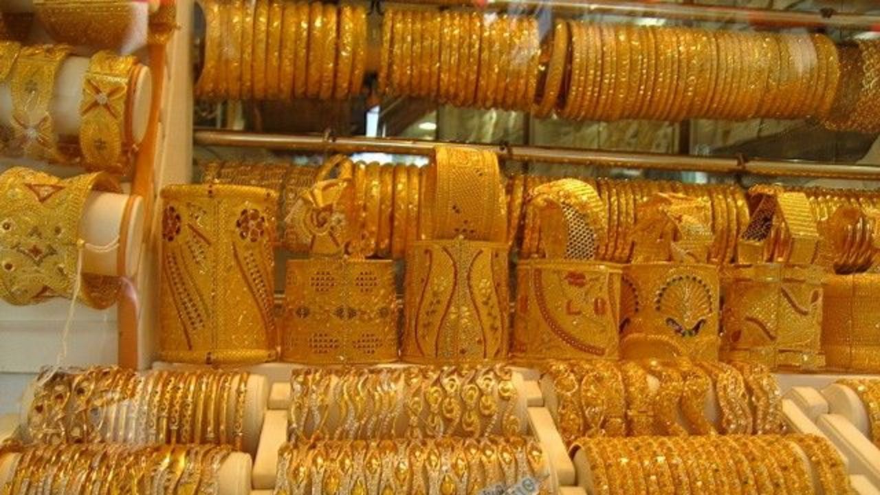 Todays Gold-Silver Price: सोनं महागलं, चांदी झाली स्वस्त! आजच्या किंमती पाहून ग्राहकांच्या चेहऱ्यावर चिंता