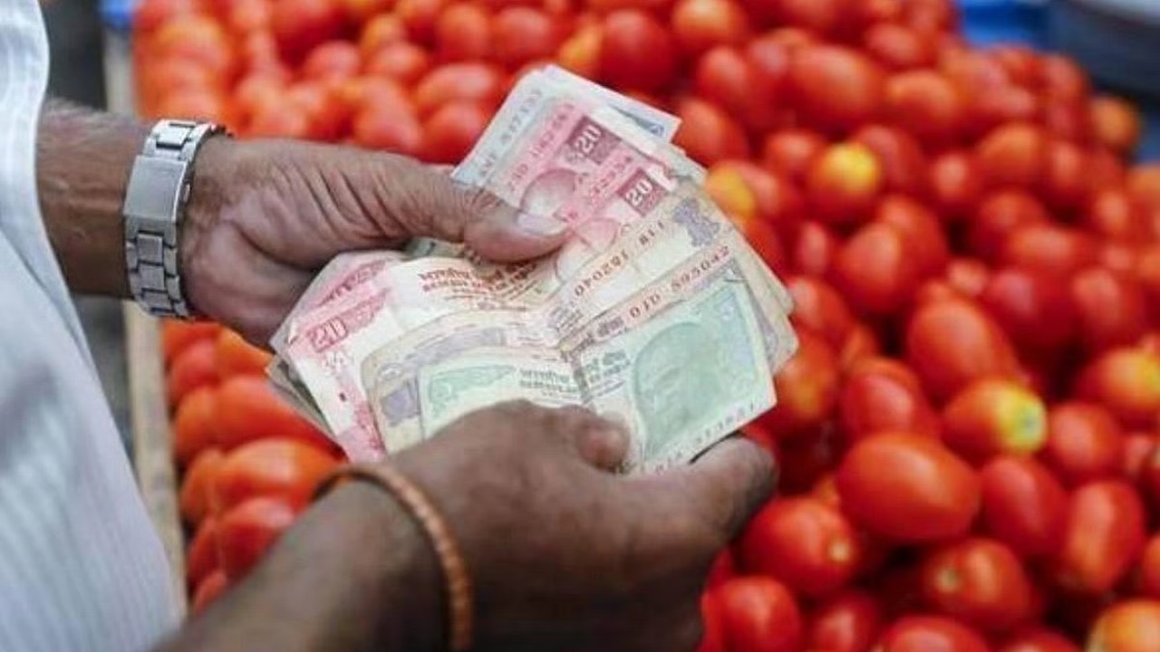Tomato Price Hike: महागाईचा फटका! टोमॅटोच्या दरात पुन्हा वाढ, किलोला मोजावे लागतायेत इतके रुपये