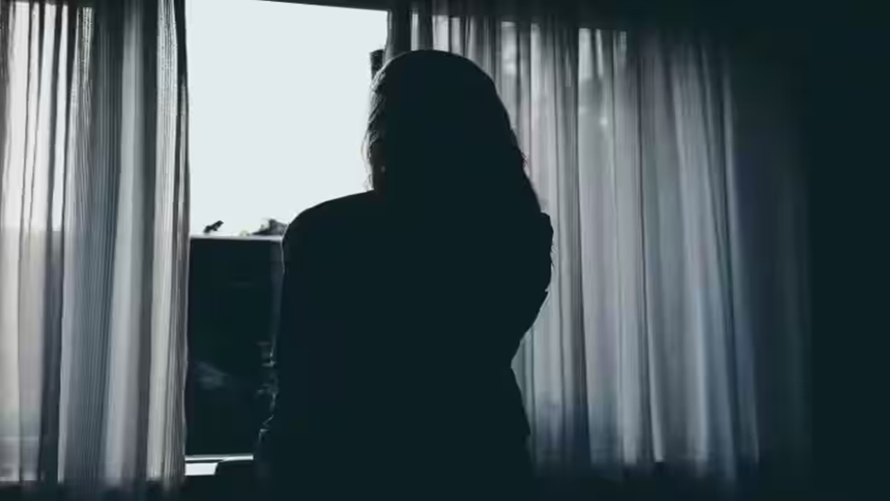 ‘या’ गावातील महिला 5 दिवस कपडेच घालत नाही, पुरुषांना ही करावी…, अजब प्रथा; जाणून घ्या गावातील परंपरेबद्दल