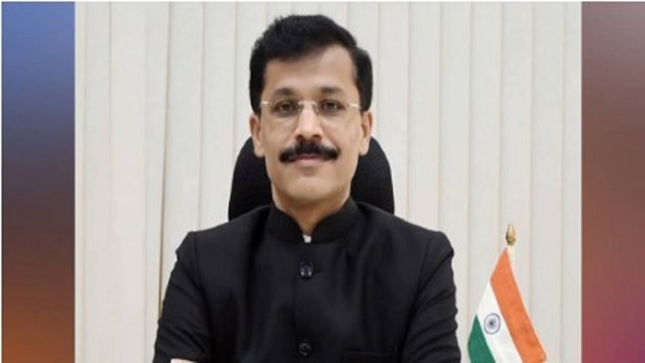 IAS Tukaram Mundhe : 20 वर्षात तब्बल 24 वेळा बदली; आता तर थेट राजीनाम्याची मागणी, ‘हे’ कारण ठरतंय चर्चेचं