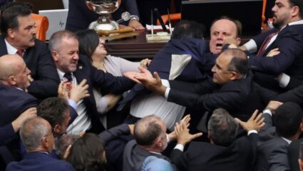 Turkey Parliament बनली ‘रणांगण’! Erdogan यांच्या खासदाराला विरोधकांनी भर सभागृहात बदडले; अर्थसंकल्पावरून 10 मिनिटे तुंबळ हाणामारी