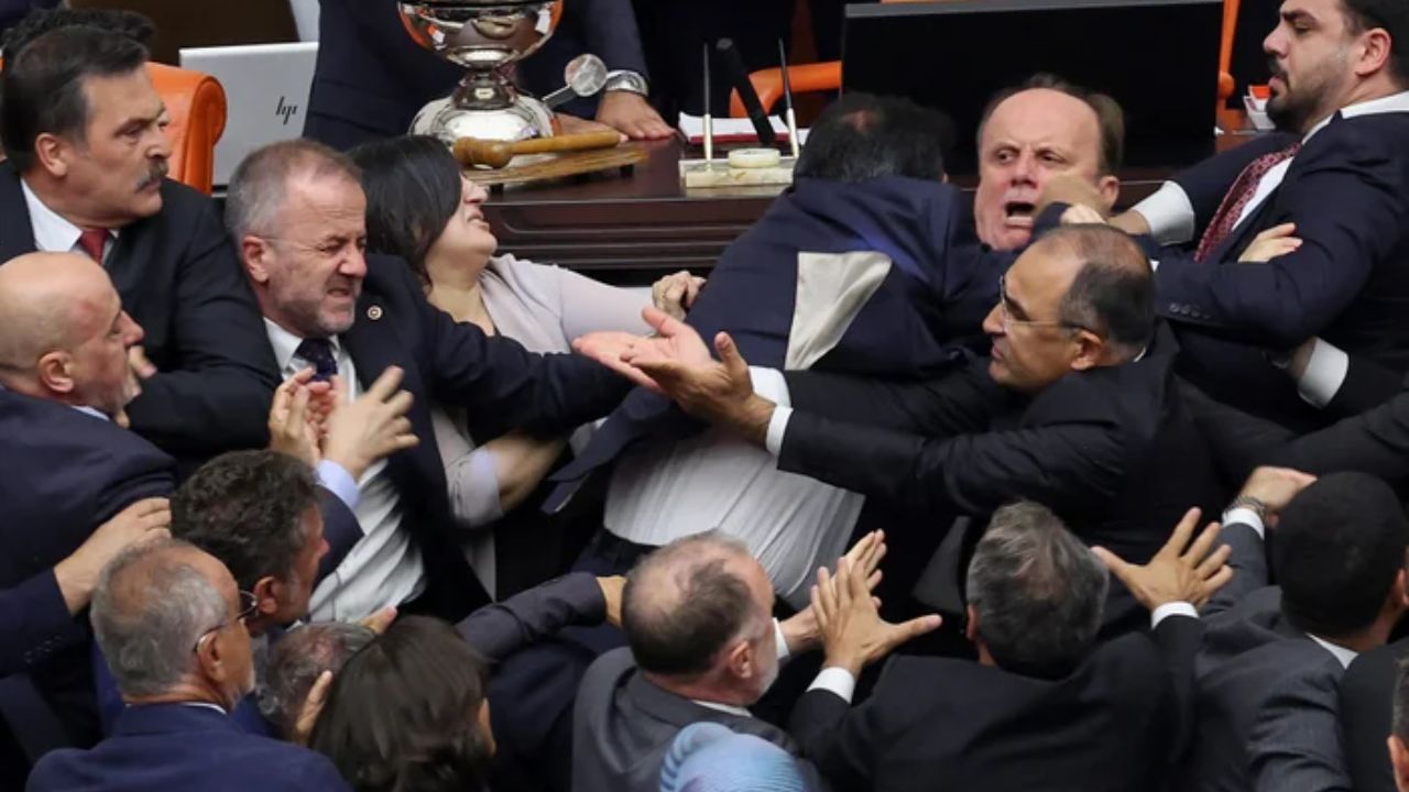 Turkey Parliament बनली ‘रणांगण’! Erdogan यांच्या खासदाराला विरोधकांनी भर सभागृहात बदडले; अर्थसंकल्पावरून 10 मिनिटे तुंबळ हाणामारी