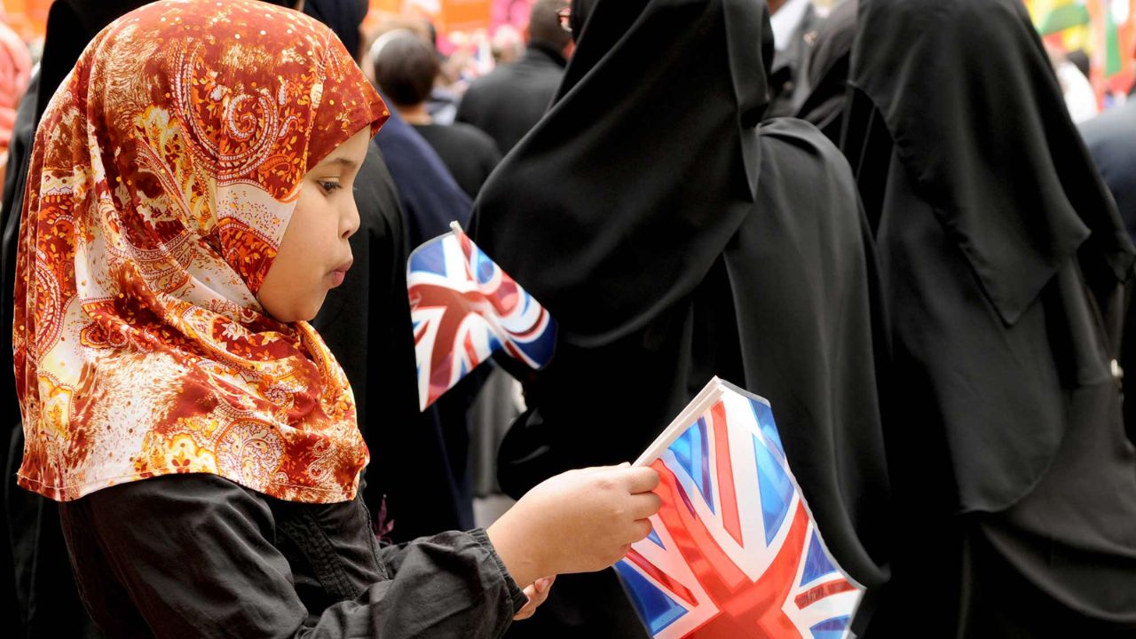 Muslims At Risk : वांशिक भेदभाव करणारा कायदा! ब्रिटनमधील मुस्लिम समुदायात ‘या’ नव्या कायद्यामुळे भीतीचे वातावरण