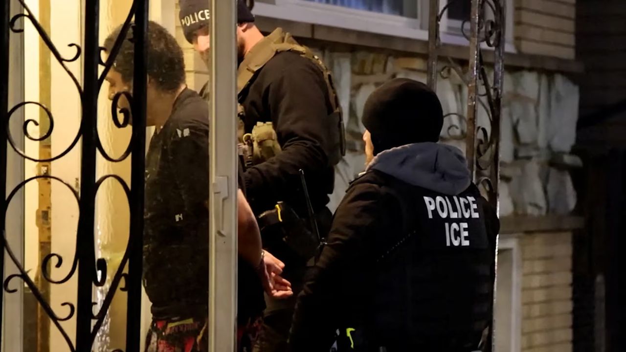 अमेरिकेत ‘मास’ डिपोर्टेशन! २०२६ मध्ये लाखो प्रवाशांना दाखवणार बाहेरचा रस्ता; ट्रम्पचा इशारा