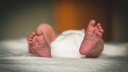 आई आहे की हैवान! गर्भवती मुलीचे पोट कापलं, सावत्र वडिलांनी बाळ बाहेर काढलं अन्…; कारण वाचून तुम्हीही व्हाल थक्क!