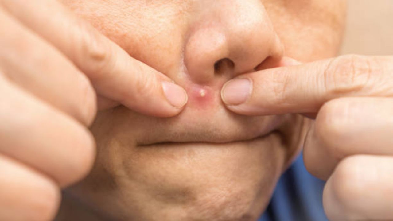 एका रात्रीत चेहऱ्यावर येईल चमकदार ग्लो! ‘या’ पद्धतीने करा तुळशीच्या पानांचा वापर, त्वचा राहील कायमच तुकतुकीत