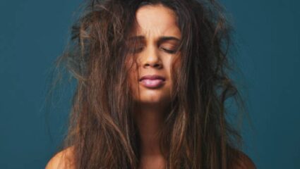 थंडीमुळे कोरड्या केसांचा झाडू झाला आहे? मग ‘या’ पद्धतीने केसांवर लावा मोहरीचे तेल, वाढेल केसांची चमकदार शाईन