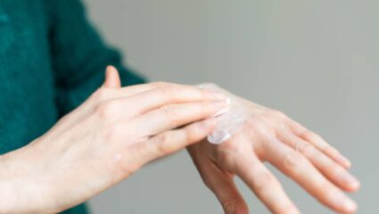 हिवाळ्यात तळहातांची साल निघतात? ‘हे’ सोपे उपाय करून मिळवा कायमचा आराम, हातांची जळजळ कमी होऊन हात होतील मऊ