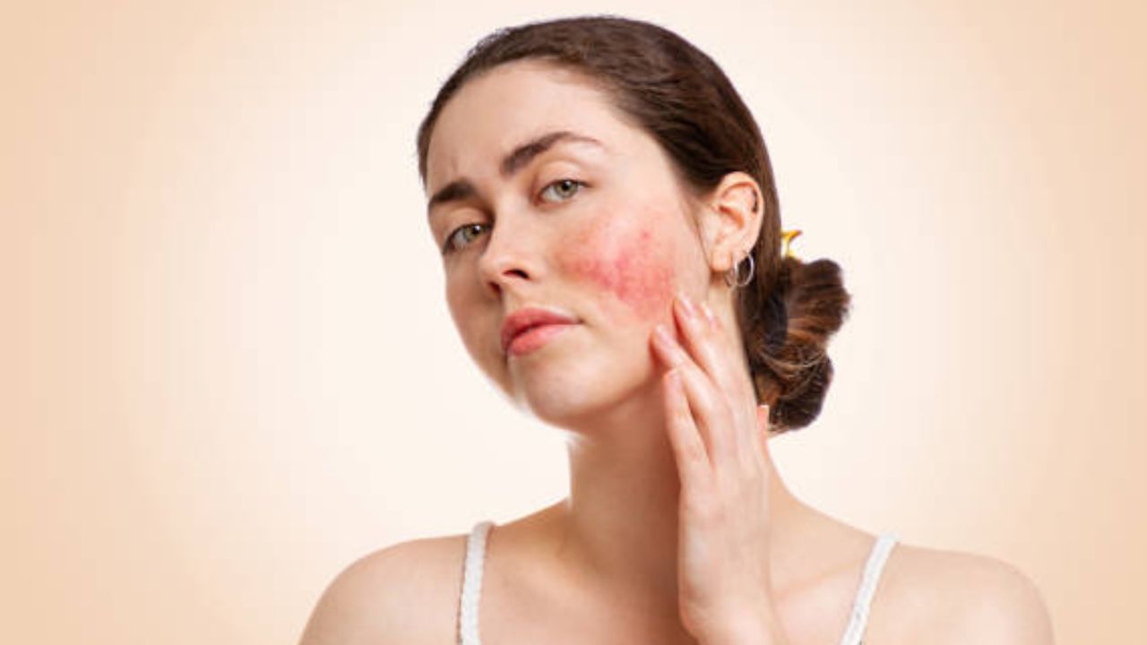 थंडीमुळे त्वचा कोमेजली आहे? मग गुलाब पाण्यात मिक्स करून लावा ‘हा’ पदार्थ, चेहऱ्यावर काळे डाग होतील आठवडाभरात गायब