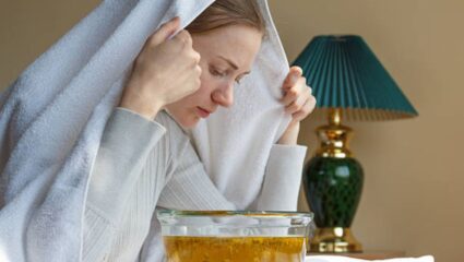 चेहऱ्यावरील ग्लो वाढवण्यासाठी वाफ घेण्याच्या पाण्यात मिक्स करा ‘हे’ पदार्थ, त्वचा होईल आतून स्वच्छ