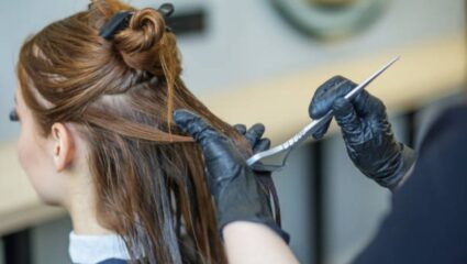 आजीबाईच्या बटव्यातील गुणकारी उपाय! पांढरे केस काळे करण्यासाठी मेहेंदीमध्ये मिक्स करा ‘हे’ पदार्थ, केसांना मिळेल लाल- बर्गंडी रंग