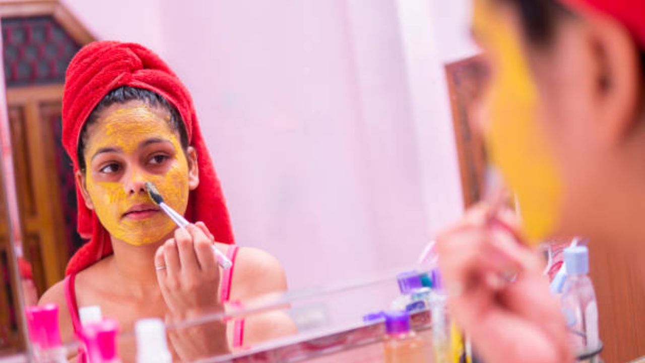 २० मिनिटांमध्ये चेहऱ्यावर येईल चमकदार ग्लो! चमचाभर बेसनमध्ये मिक्स करा ‘हा’ पदार्थ, टॅनिंग- डार्क सर्कल्स होतील गायब