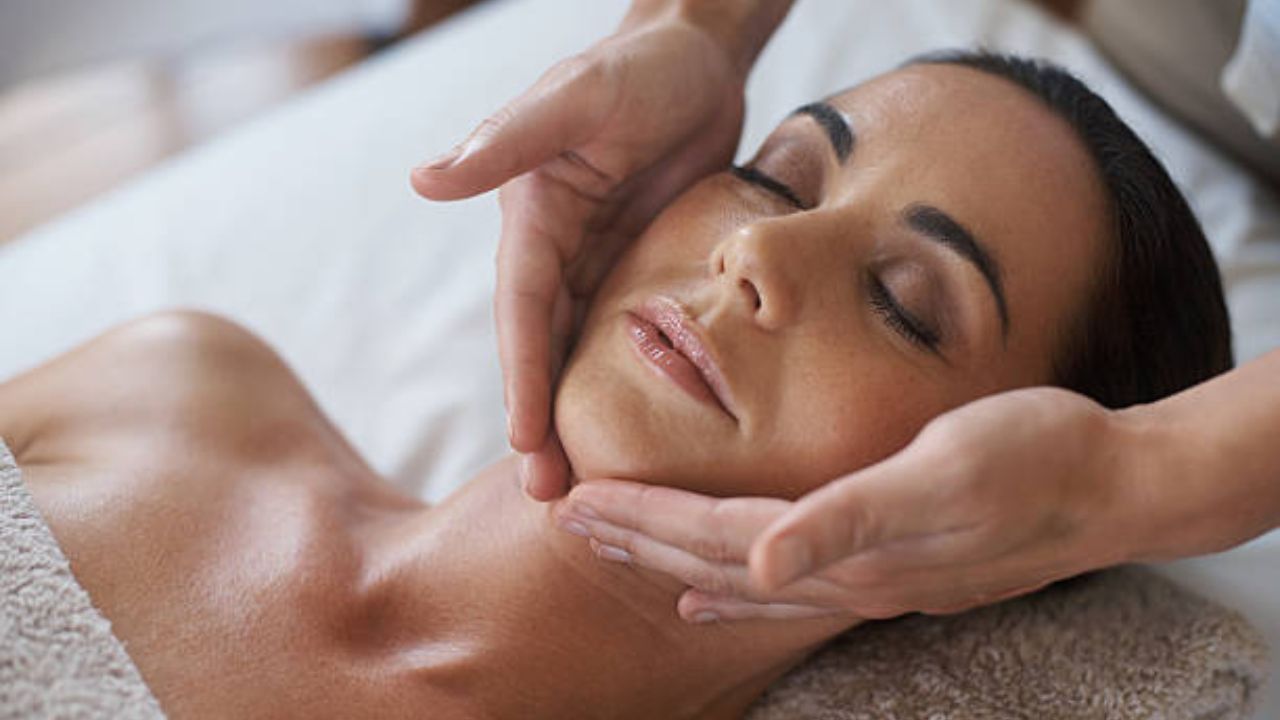 थंडीमुळे त्वचा खूप जास्त कोरडी पडली आहे? मग चमचाभर तुपाचा ‘या’ पद्धतीने करा वापर, सुरकुत्या- डार्क सर्कल होतील नष्ट