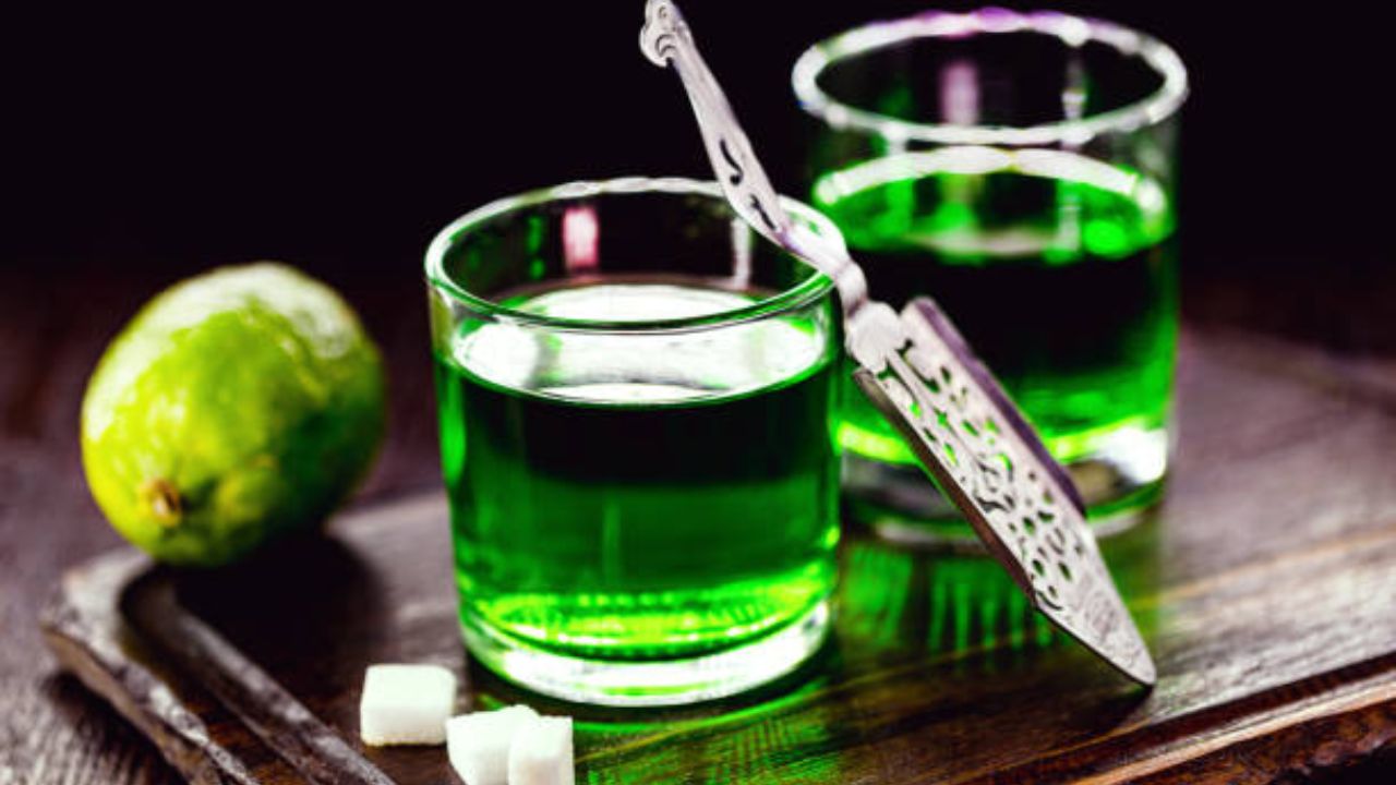 व्हिस्की आणि टकीला सारख्या अल्कोहोलिक ड्रिंकला ॲब्सिन्थने मागे टाकले आहे. हे ड्रिंक व्हिस्की आणि टकिलापेक्षा खूप जास्त स्ट्राँग आहे. भारताची प्रसिद्ध वाइन एक्सपर्ट सोनल हॉलंड यांनी सांगितल्यानुसार, या दोघांपेक्षा कितीतरी पटीने ॲब्सिन्थ स्ट्राँग आहे. या ड्रिंकमध्ये 60 ते 75 टक्के अल्कोहोल असते. 