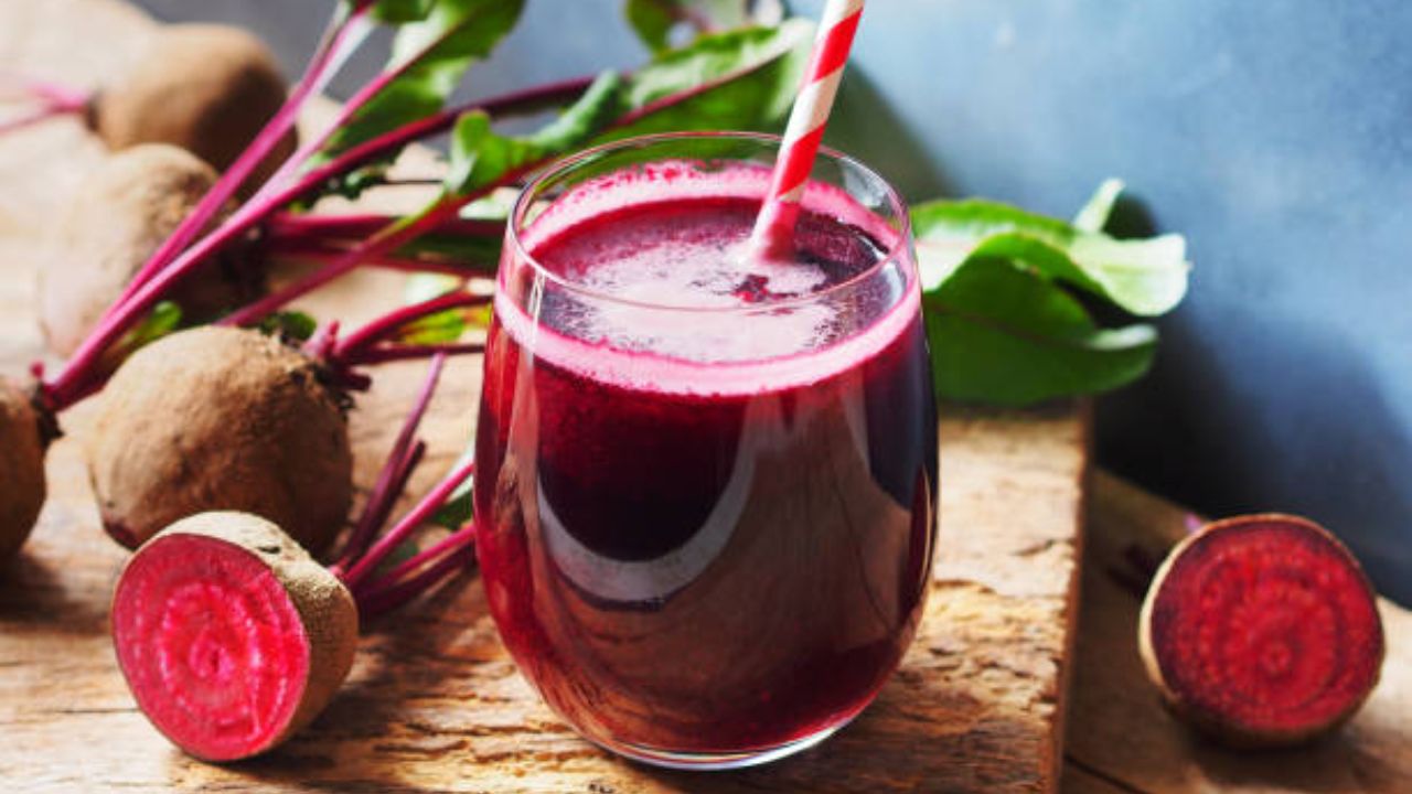 बऱ्याचदा रक्ताची कमतरता निर्माण झाल्यानंतर बाहेरून रक्त चढवले जाते. यामुळे काहीवेळा इन्फेक्शन होण्याची जास्त शक्यता असते. त्यामुळे रक्ताची कमतरता निर्माण झाल्यास बीटच्या रसाचे किंवा डाळिंबाच्या रसाचे सेवन करावे.