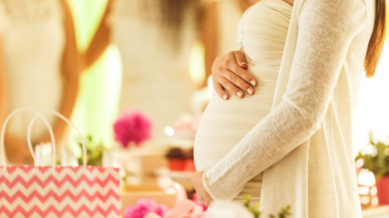 सातवा महिना गर्भधारणेच्या उत्तरार्धात येतो, जिथे आईला पौष्टिक जेवण, आशीर्वाद आणि भावनिक आधाराची खूप जास्त गरज असते. आईचे आरोग्य, मनःशांती आणि बाळाच्या निरोगी विकासासाठी पौष्टिक आहार, नवीन कपडे डोहाळे जेवणात भेटवस्तू म्हणून दिल्या जातात.