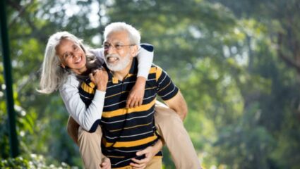 वयाच्या ६० व्या वर्षांनंतर हेल्दी आणि आनंदी राहण्यासाठी फॉलो करा ‘या’ सवयी, तणावापासून मिळेल कायमची सुटका