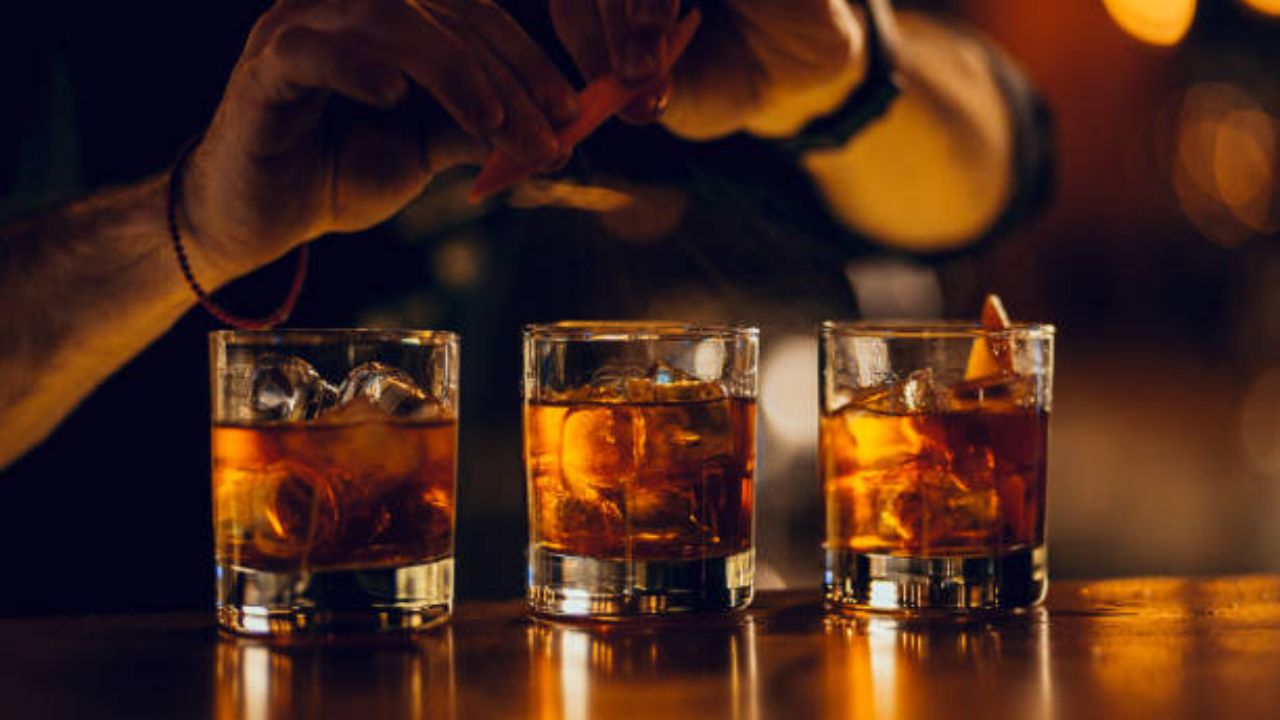 सूर्याच्या किरणांमध्ये वाईन पोहोचल्यास ती खराब होण्याची शक्यता असते. यामुळे वाईनमध्ये रासायनिक प्रक्रिया होते आणि चव पूर्णपणे बिघडून जाते. वाईनमध्ये हवा शिरल्यानंतर चवीत बदल होतात.