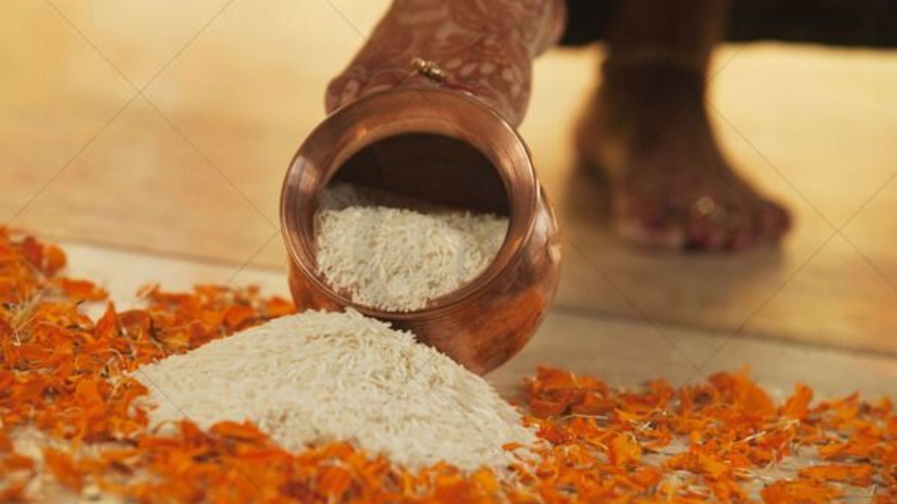 लग्न झाल्यानंतर नववधू पहिल्यांदाच सासरी प्रवेश करते. घरातील प्रवेशदरम्यान तांदळाचे माप ठेवले जाते. हे मापो उजव्या पायाने ओलांडले जाते. त्यानंतर नववधू घरात प्रवेश करते. 