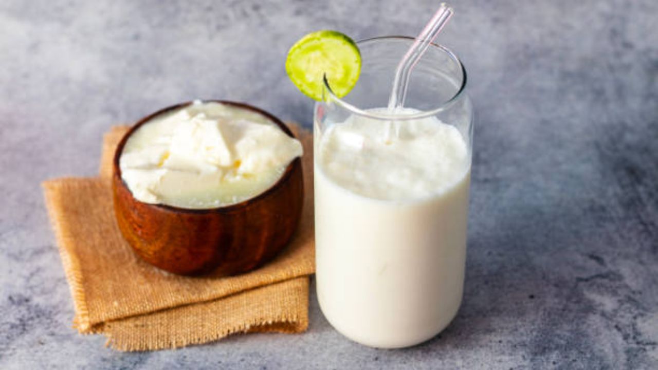 थंडीच्या दिवसांमध्ये ताक प्यावे का? ताक प्यायल्यानंतर पचनक्रियेवर कोणता परिणाम होतो, चुकीच्या वेळी ताक पिणे शरीरासाठी हानिकारक