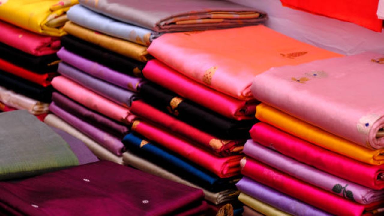 साडी वस्त्र अस्तित्वात येण्याची आधी सुद्धा महिला कपडे परिधान करायच्या. सिंधू महिला कायमच सुती कपडे परिधान करत होत्या. त्यांच्या अंगाभोवती कायमच सुती कापड गुंडाळलेले असायचे. 