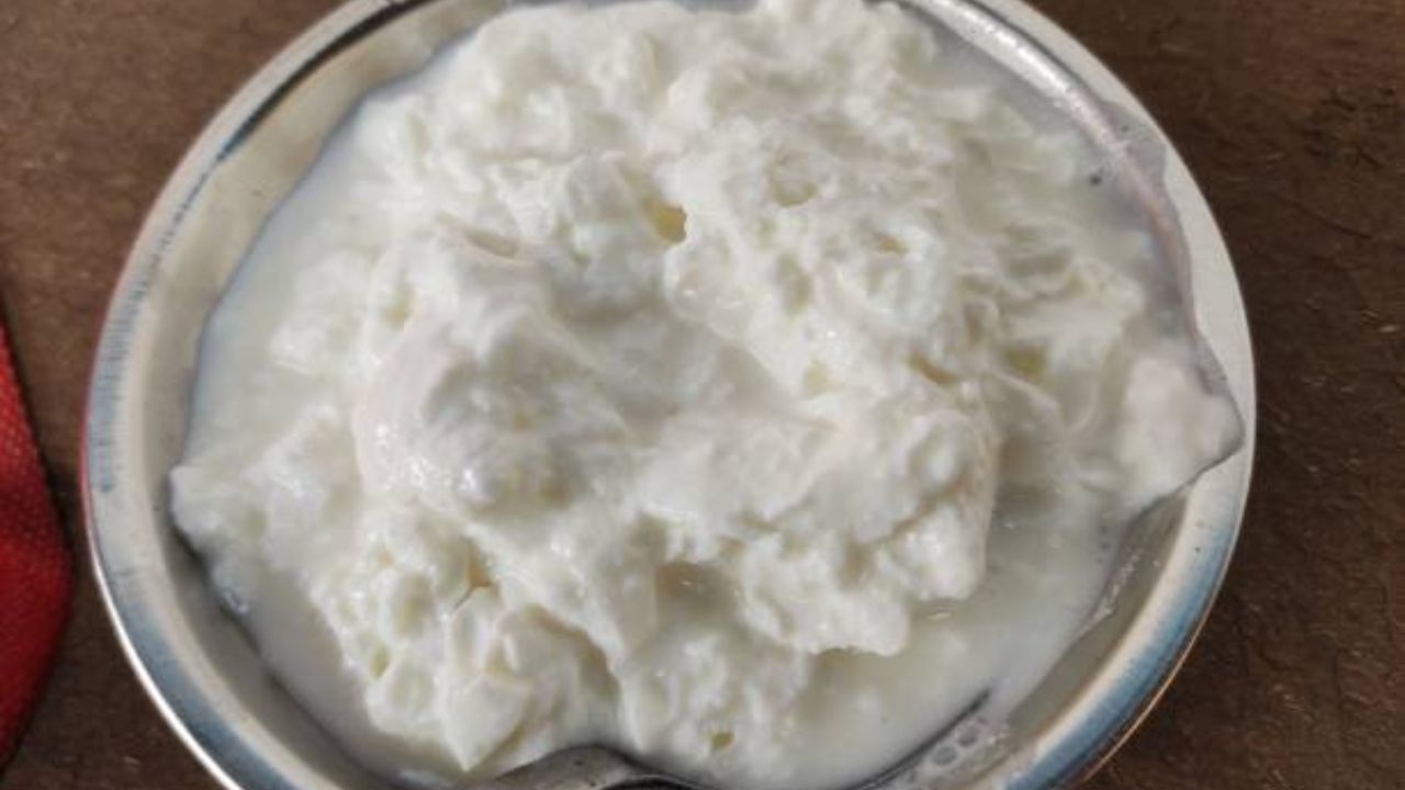 दुपारच्या जेवणात नियमित वाटीभर दह्याचे सेवन करावे. दह्यात सर्वोत्तम प्रोबायोटिक्स आणि लॅक्टोबॅसिलस बॅक्टेरिया आढळून येतात. यामुळे पोटातील उष्णता कमी होते.